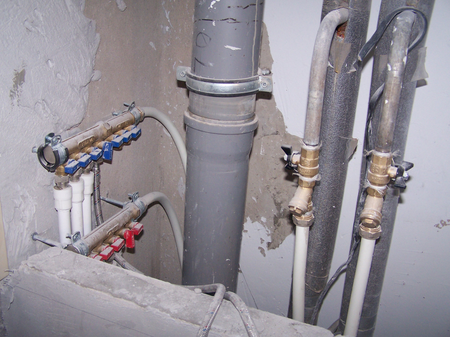Монтаж стояков водоснабжения в многоэтажном доме